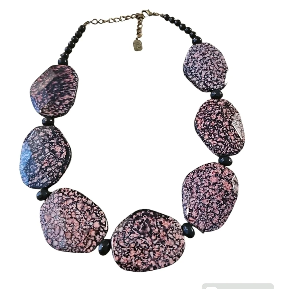 Fabulous Couture Irregular Geometric Pink and Black Acrylic Beads Necklace